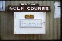 Schild am Golfplatz