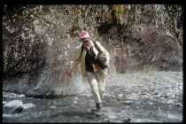 Fischwoman bein sportlichen Trekking