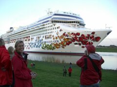 Kreuzfahrtschiff Norwegian Gem bei der Überführungsfahrt auf der Ems