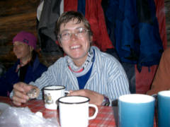 Fisch-Woman beim Abendessen in der Berghütte