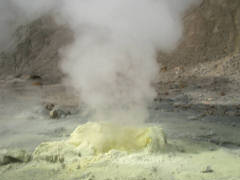 Fumerole aus schefelgelber Quelle