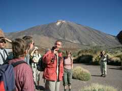 Bergführer Alf bei Erläuterungen vor der Kulisse des Teide