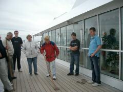 Fisch-Woman spielt Shuffleboard