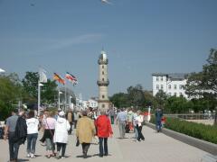 Promenade am Leuchtturm von Warnemünde
