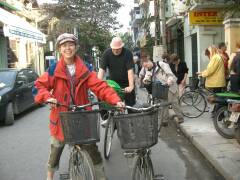 Fisch-Woman startet zur Fahrrad-Tour