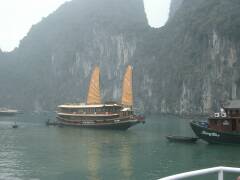 Boot mit traditionellen Segeln