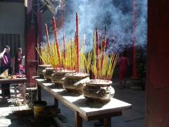 Räucherstäbchen in einem chinesischen Tempel