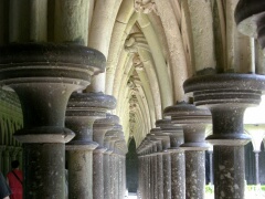 Säulen im Kreuzgang des Klosters Mont Saint Michel, Normandie