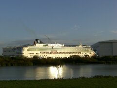 Kreuzfahrtschiff Norwegian Gem am Ausrüstungskai der Meyer-Werft zu Papenburg