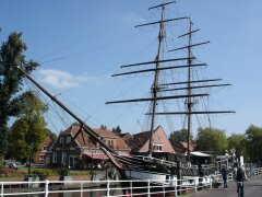 Historisches Segelschiff auf dem Entwässerungskanal von Papenburg