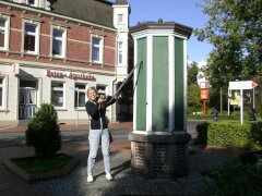 Fisch-Woman betätigt den Philippsbrunnen in Westerstede