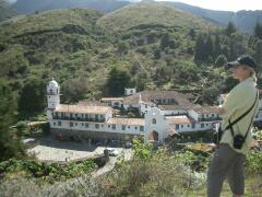 Fisch-Woman blickt auf das Klosterhotel Los Frailes