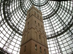 Eine alte Fabrik wird vom Einkaufszentrum Central Station in Melbourne umschlossen