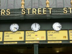  Anzeige der Abfahrtszeiten in der Flinders Station