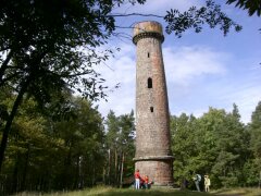 Der 1889 erbaute Ludwigsturm auf dem Bl&auml;ttersberg im Pf&auml;lzer Wald