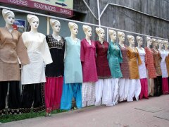 Kleiderausstellung auf einer Strasse in Cochin