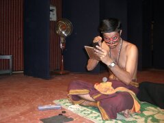 Ein Tnzer schminkt sich fr eine Kathakali-Aufführung