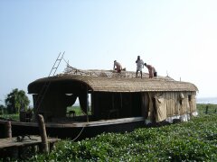 Handwerker auf einer Hausbootwerft in den Backwaters von Kerala