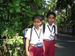 Indische Schüler auf dem Schulweg