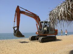 Was macht der Bagger am Strand?