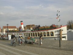 Fahrgastschiff im Hafen von Waren an der Müritz