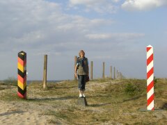 Fisch-Woman im Niemandsland zwischen der deutschen und polnischen Grenzmarkierung