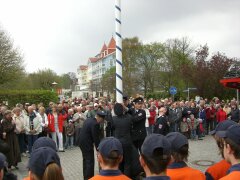 Die Feuerwehr errichtet den Maibaum in Zinnowitz