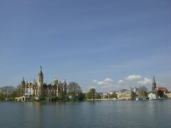 Silhouette der Stadt Schwerin vom Schweriner See aus gesehen
