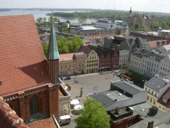 Blick vom Turm des Schweriner Doms auf den Marktplatz