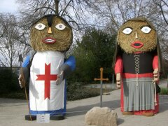 Strohpuppen in mittelalterlichen Gew&auml;ndern