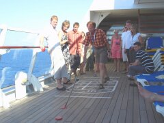 Fisch-Man spielt Shuffleboard