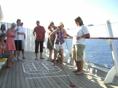 Fisch-Woman spielt Shuffleboard