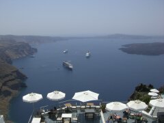 Ausblick vom Kraterrand auf die Bucht von Santorin