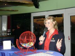 Frances vom AIDA-Clubteam leitet charmant das Bingospiel