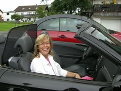 Fisch-Woman freut sich auf die Ausfahrt im Cabriolet