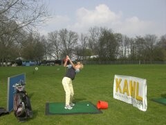 Fisch-Woman &uuml;bt das Schlagen der leichten Cross-Golf-B&auml;lle