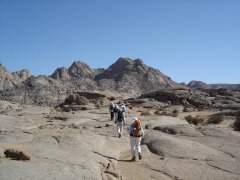 Auf dem Weg zu Felsmalereien