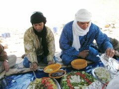 Koch Wahab und Expeditionsleiter Seddik präsentieren das Mittagsessen