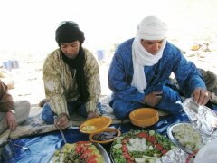 Koch Wahab und Expeditionsleiter Seddik prsentieren das Mittagsessen