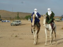 Zwei Tuareg beim Kameltanz