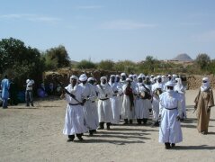 Tuareg rücken zum traditionellen Gewehrtanz aus