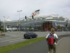 Die "Mein Schiff" am Ostsee-Kai zu Kiel