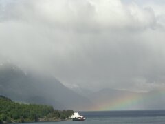 Fähre mit Regenbogen am Nord-Fjord