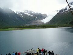 Die "Mein Schiff" am Svartisen-Gletscher