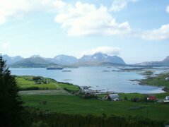 Die "Mein Schiff" ankert im Vestfjord vor den Lofoten