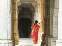 Pilgerin im Sälenwald des Jain-Tempels