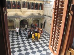 Besuchergruppe in einem Hof des City Palast
