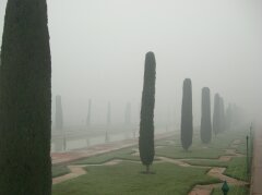 Am frühen Morgen ist das Taj-Mahal im Nebel verschluckt