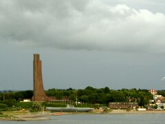 Die Fähre Kiel-Göteborg passiert das Marineehrenmal in Laboe