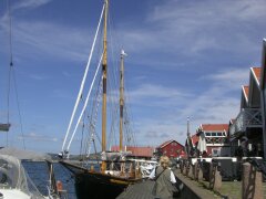 Hafenszene am Aquarellmuseum von Skärhamn